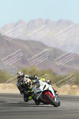 media/Oct-30-2025-Racers Edge (Thu) [[dabbdaf680]]/3-B Group/Session 2 (Turn 14)/